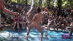 Concurso de camisetas molhadas sem regras em um resort de nudismo